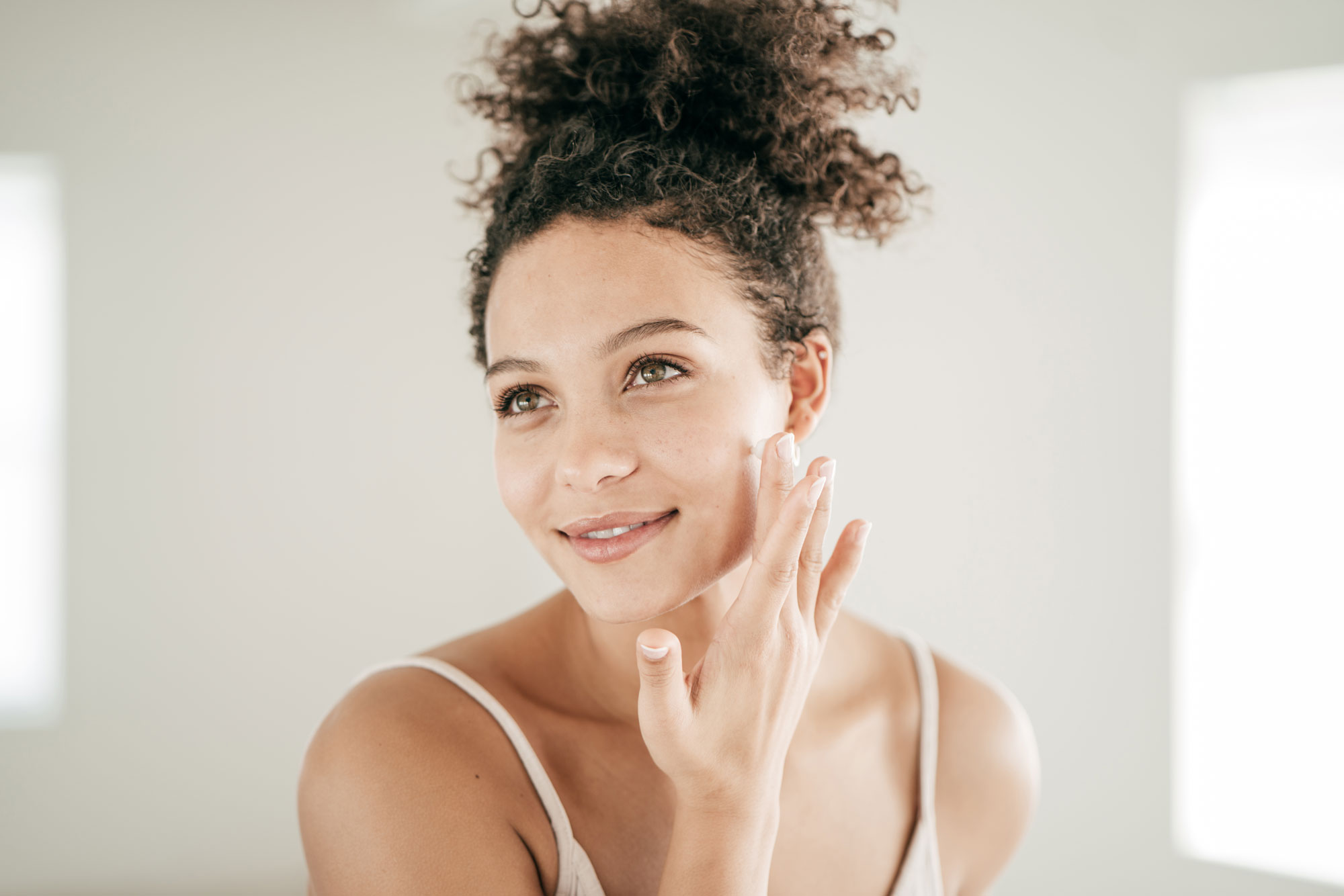 How Can a Hydrating Facial Spray Benefit You?
